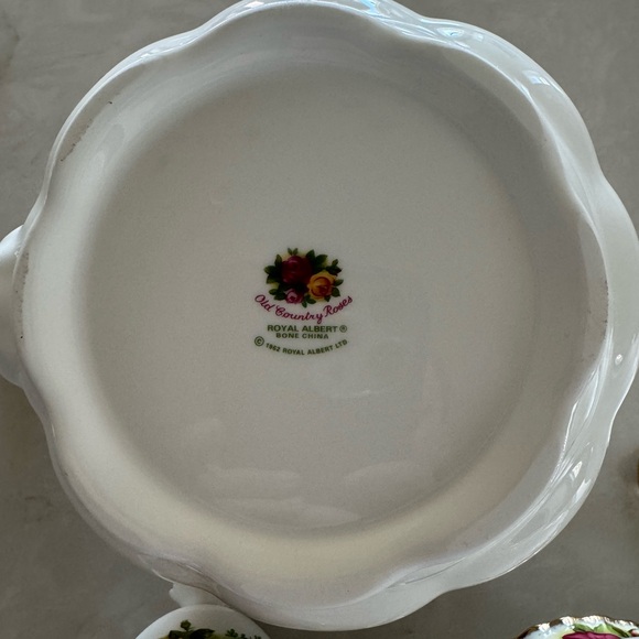 Vintage Royal Albert Bone China OLD COUNTRY ROSES 6 Piece Tea Set and Sugar Tong - Picture 12 of 14